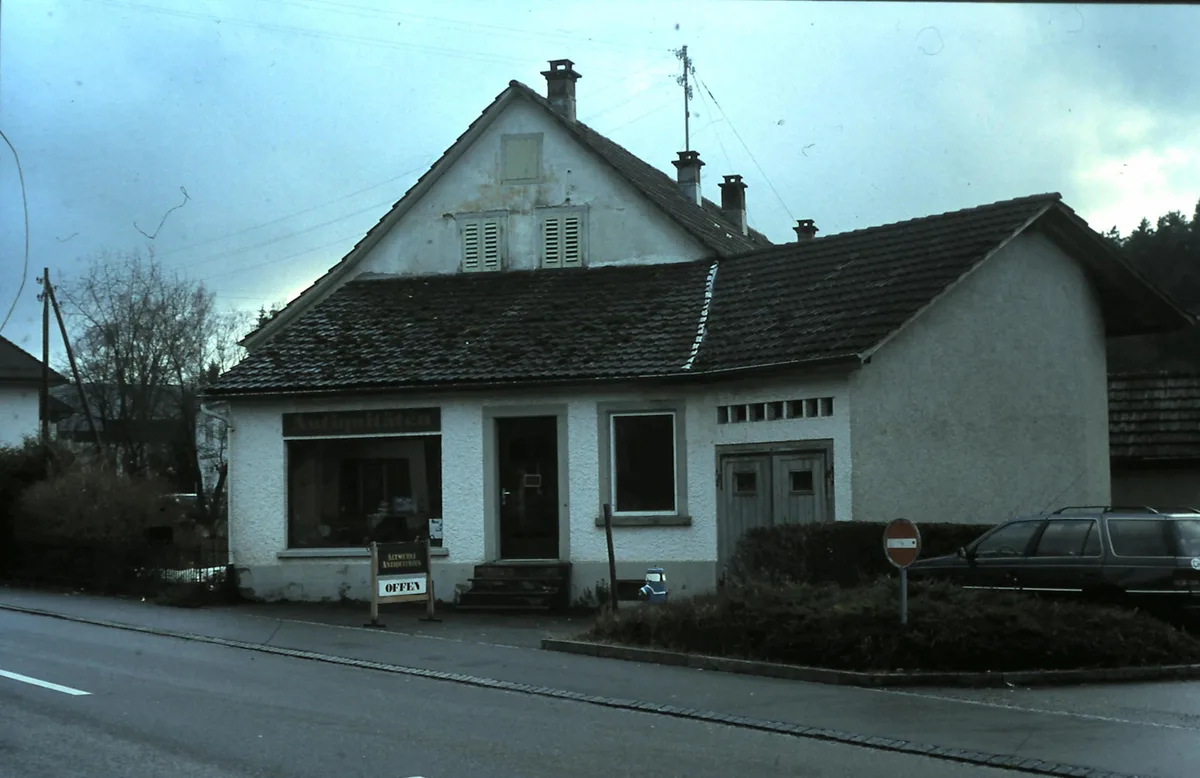 Das Antiquitätengeschäft von Albert Egg, das der Migros wich. Altes Haus